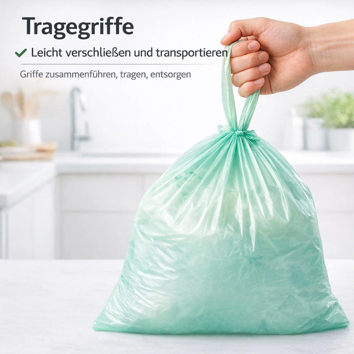 Grüner Müllbeutel mit Tragegriffen, zum Verschließen und Transport zusammengefasst