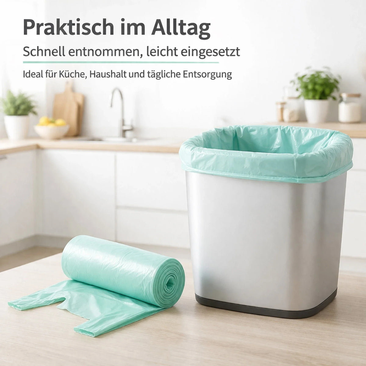 Grüne Müllbeutel mit Tragegriff, gerollt, für Entsorgung im Haushalt