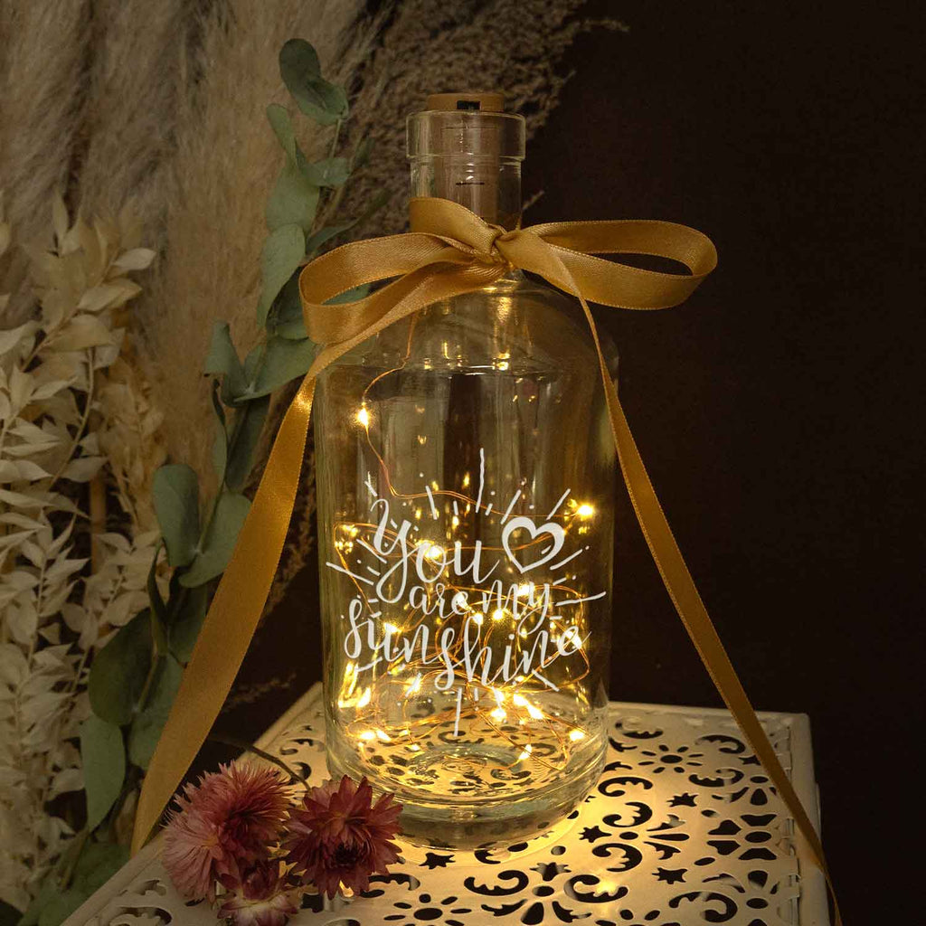 Flaschenlicht mit LED-Lichterkette und Gravur "You are my sunshine"