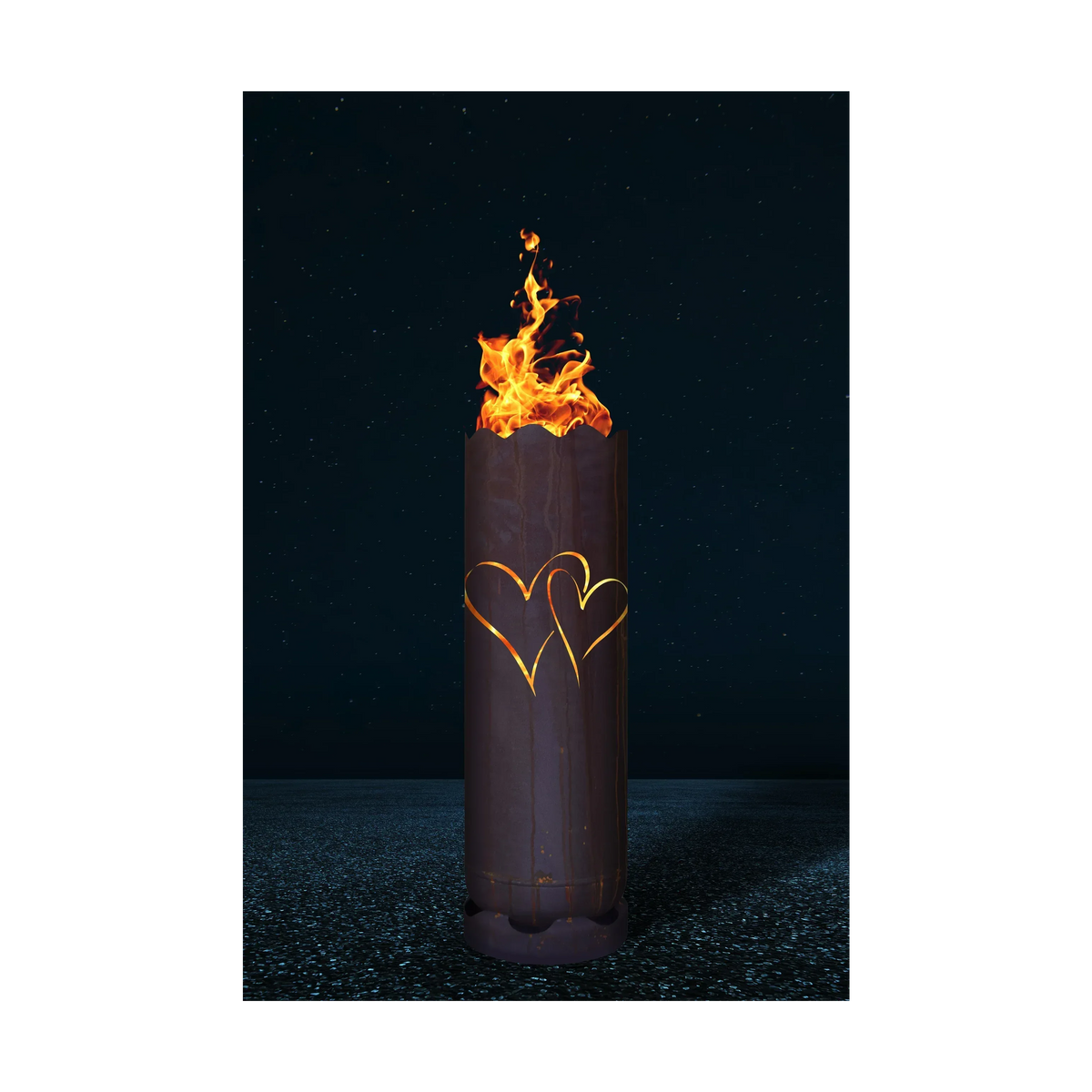 Feuertonne mit zwei Herzen, dunkler Metallzylinder mit Flammen oben