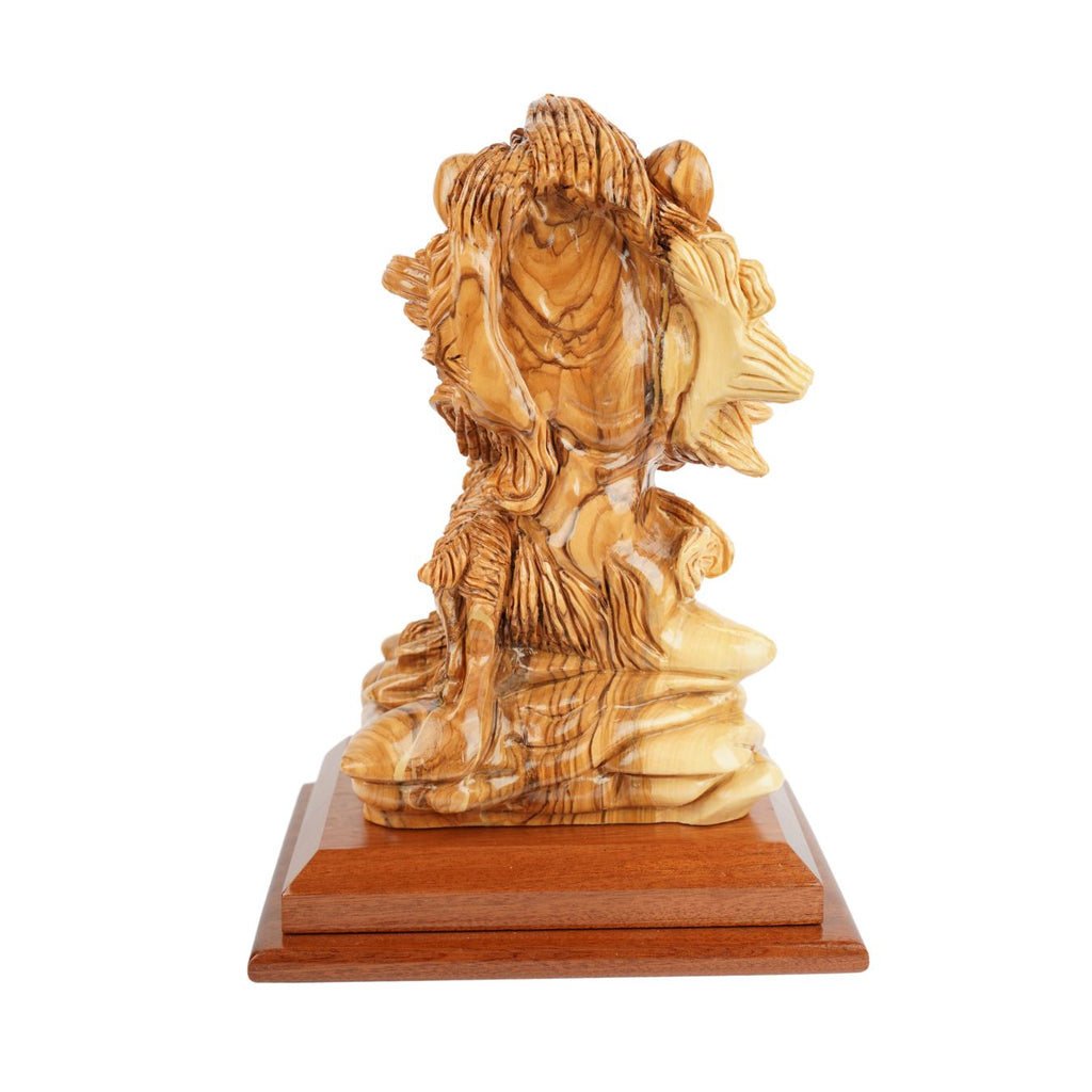 Handgeschnitzte Skulptur „Löwe und Lamm“ – Symbol für Frieden aus Olivenholz (30 cm)