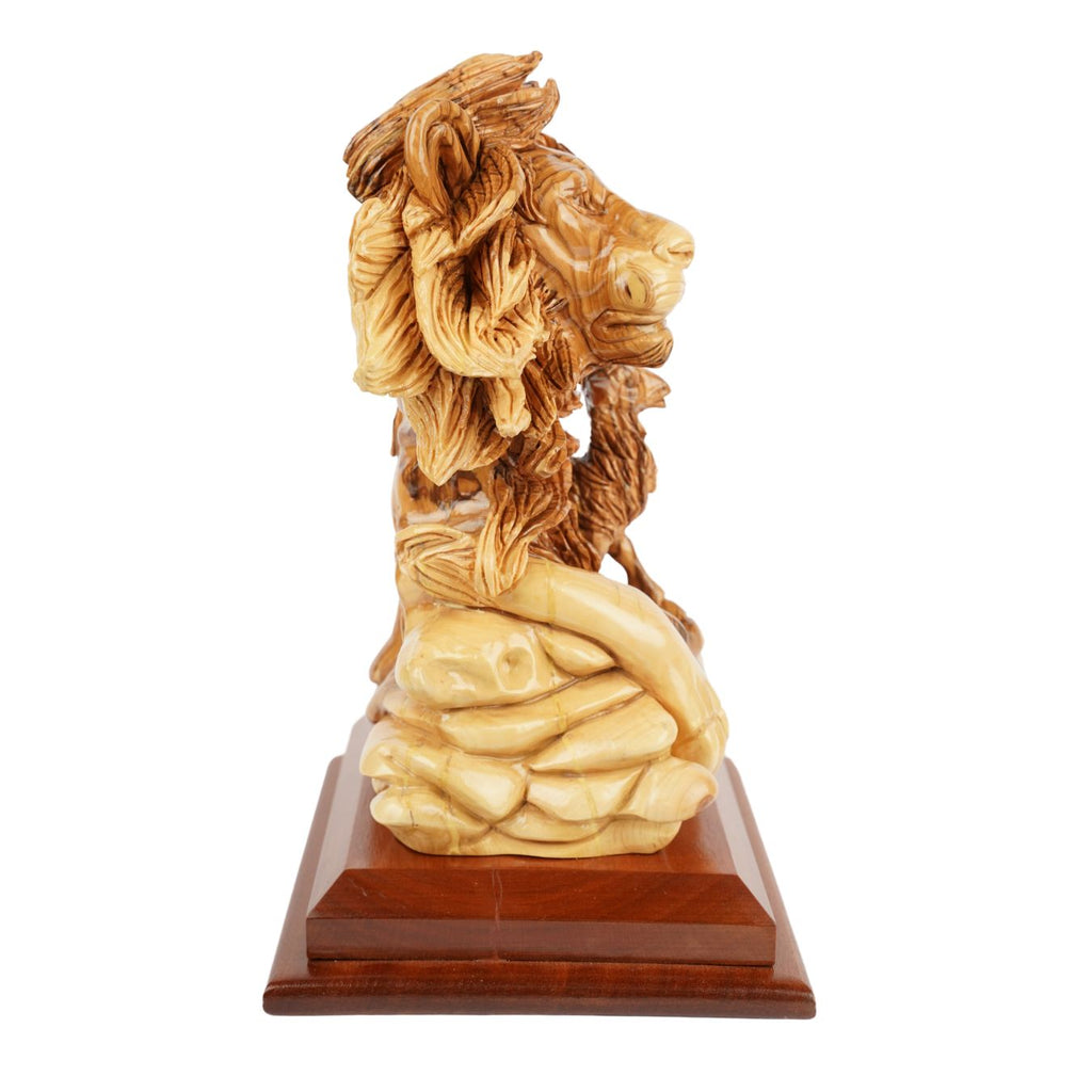Handgeschnitzte Skulptur „Löwe und Lamm“ – Symbol für Frieden aus Olivenholz (30 cm)