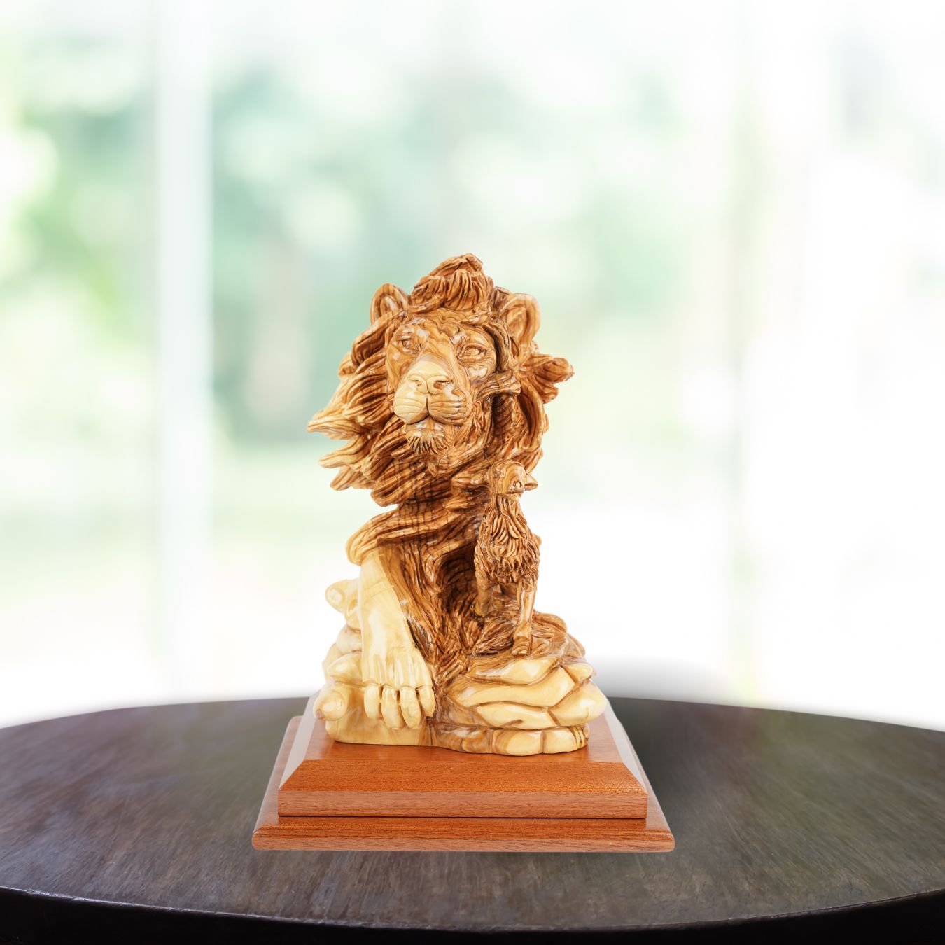 Handgeschnitzte Skulptur „Löwe und Lamm“ – Symbol für Frieden aus Olivenholz (30 cm)