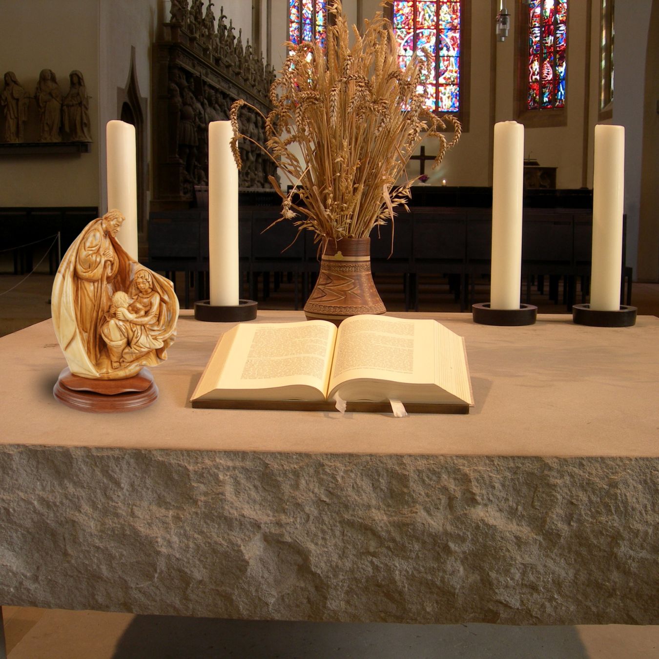 Heilige Familie mit Kind in den Armen – Handgeschnitzte Olivenholzskulptur aus Bethlehem (32 cm)