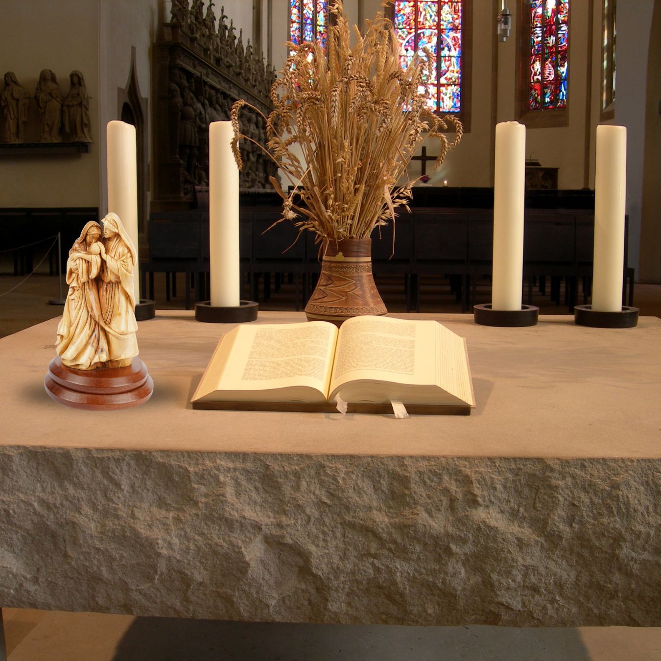 Heilige Familie mit dem Neugeborenen – Handgeschnitzte Olivenholzfigur aus Bethlehem (27 cm)
