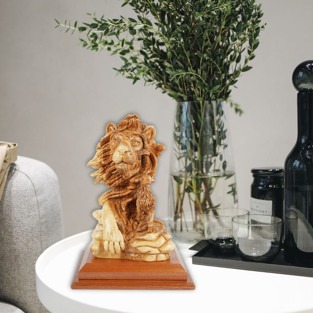 Handgeschnitzte Skulptur „Löwe und Lamm“ – Symbol für Frieden aus Olivenholz (30 cm)