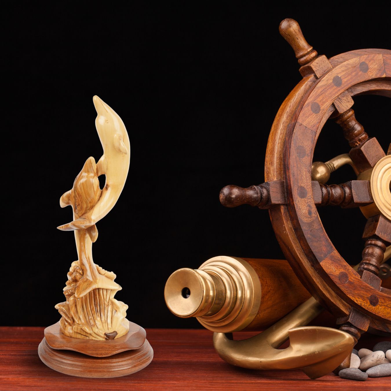 Zwei Delfine aus Olivenholz – Handgeschnitzte Skulptur aus Bethlehem (32 cm)