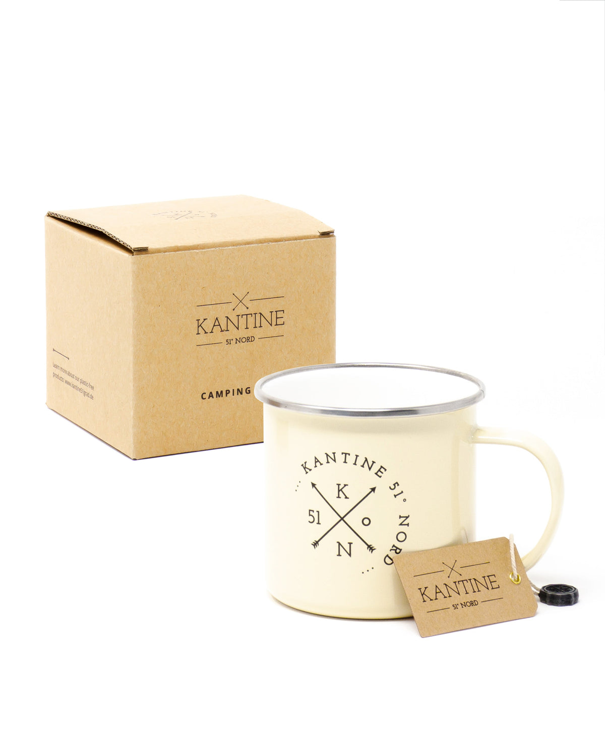 Camping-Tasse: beiger Emaille-Becher mit Metallrand und Deckel, neben Karton