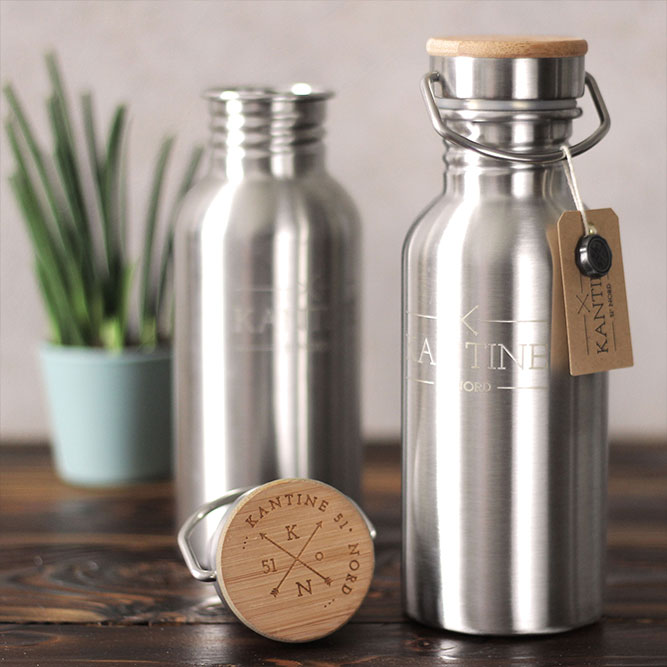 Isolierflasche aus Edelstahl mit Bambusdeckel, mehrere Flaschen im Detail