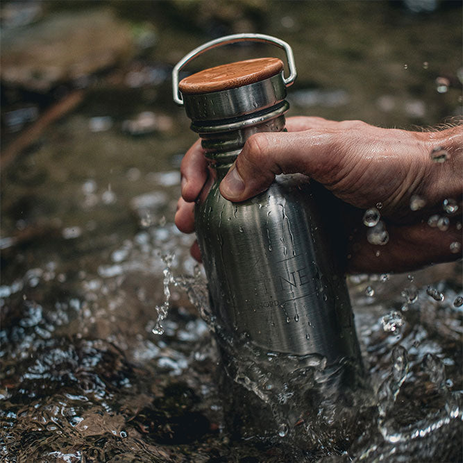 Outdoor-Trinkflasche mit Holzdeckel und Trageschlaufe, dunkles Metall, Spritzwasser