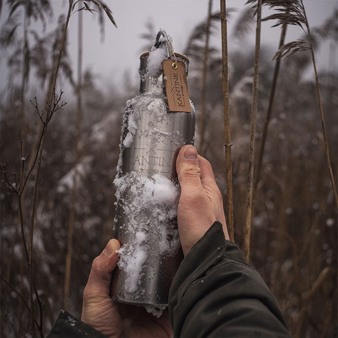 Isolierflasche aus Edelstahl mit Korkdeckel, außen mit Frost bedeckt