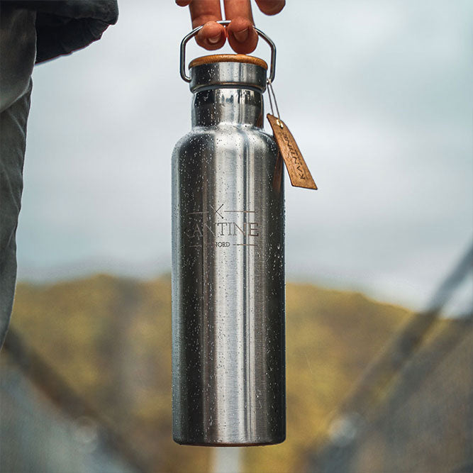 Isolierflasche aus Edelstahl mit Korkdeckel und Lederanhänger, Detailansicht