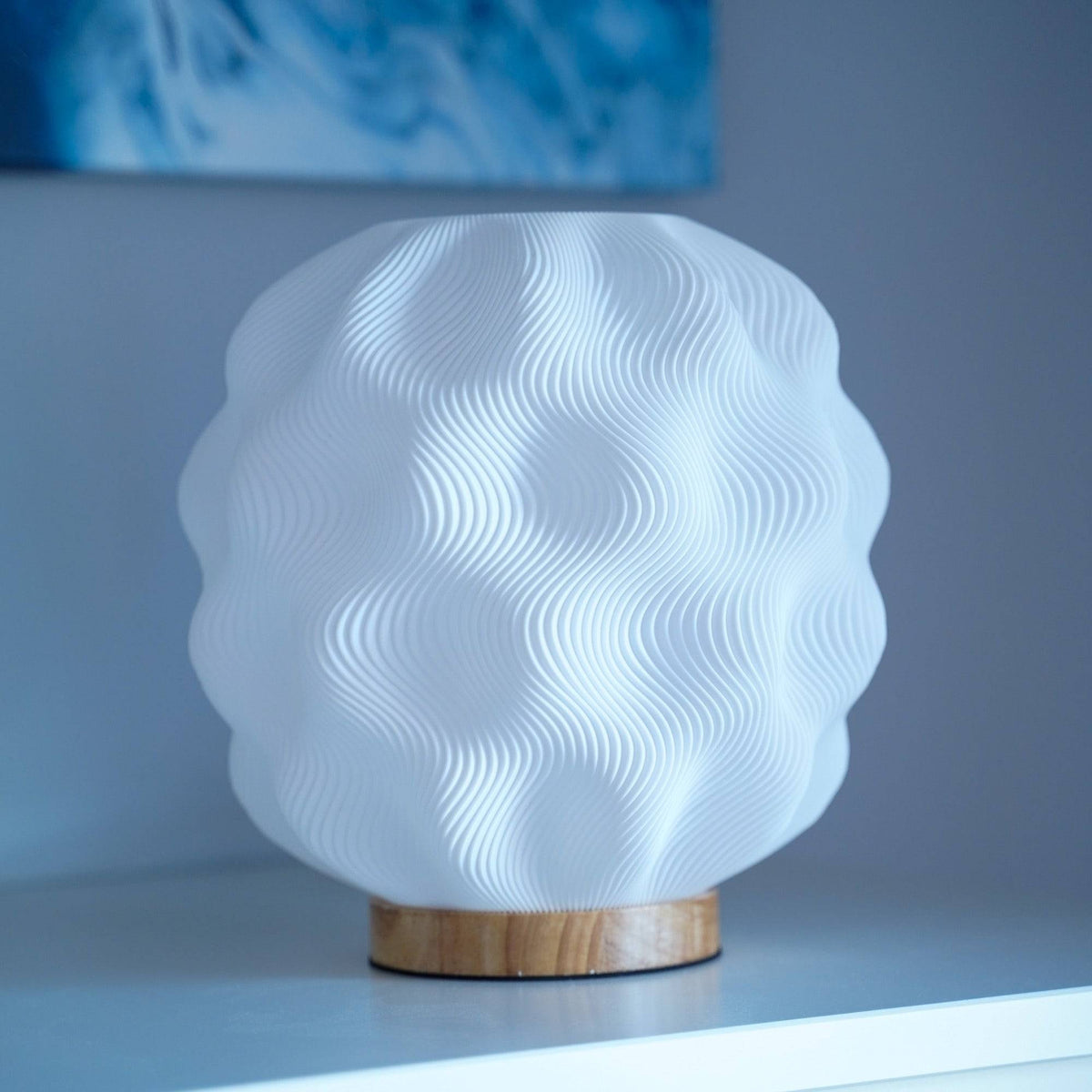 Numo Tischlampe mit weißem 3D-Lampenschirm auf Holzsockel, warmweiß