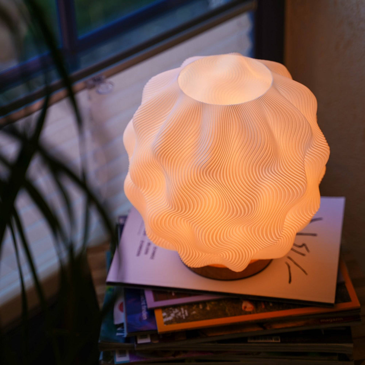 Numo Tischlampe mit orangefarbenem 3D-Schirm und warmweißem Licht
