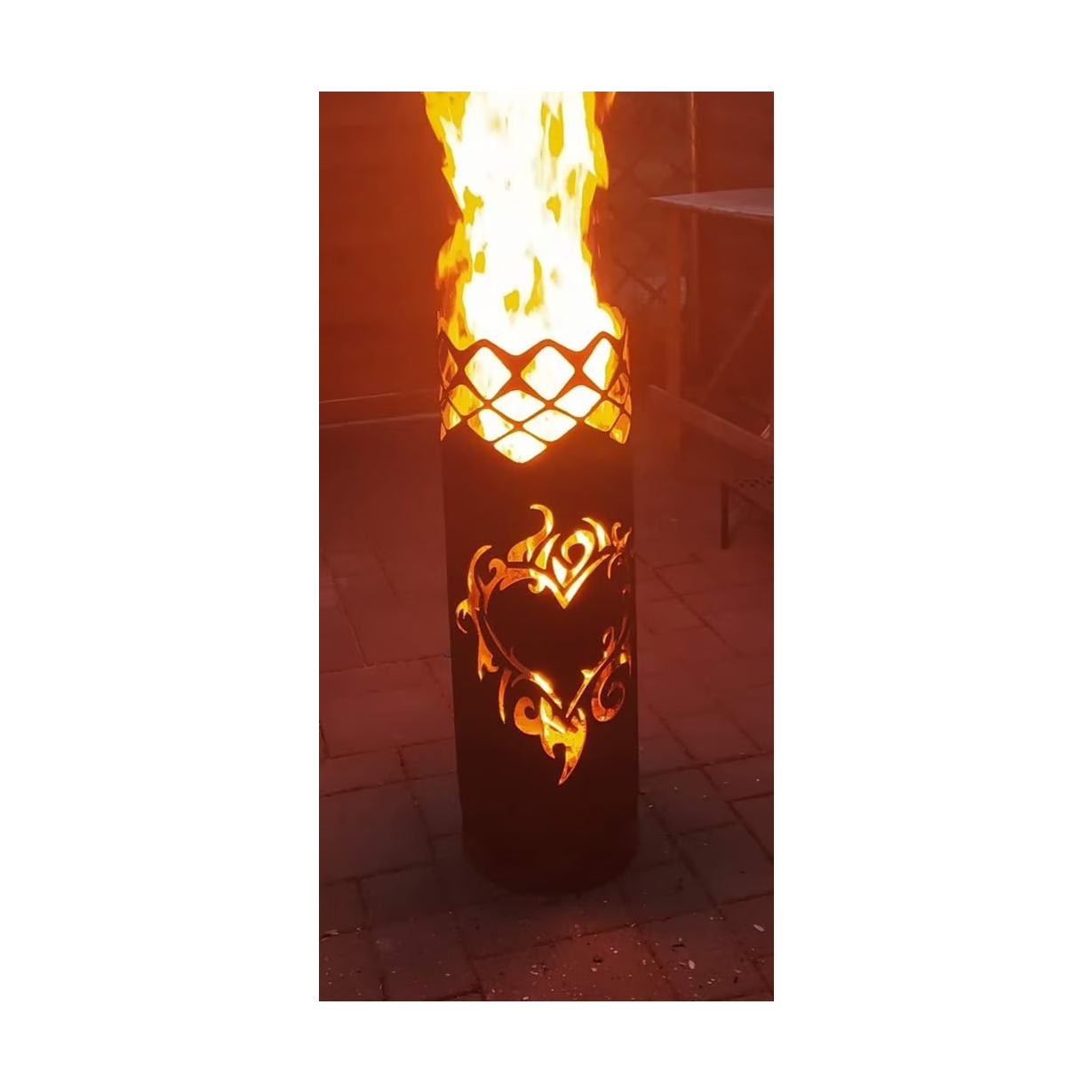 Feuertonne offen mit brennender Flamme und Herz-Ornamenten aus Metall