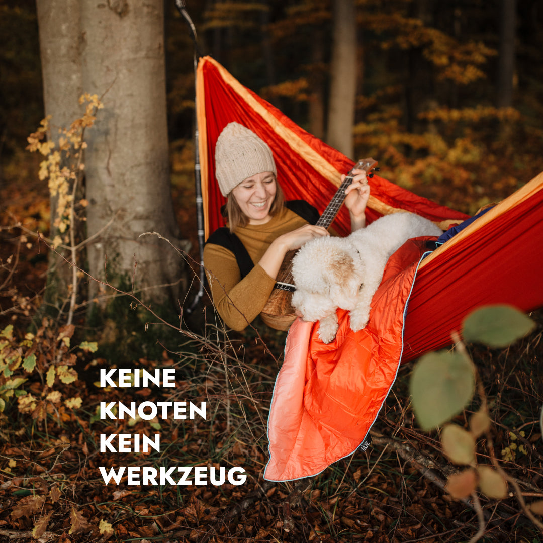 Hängematte in leuchtendem Rot mit aufgespanntem Liegetuch
