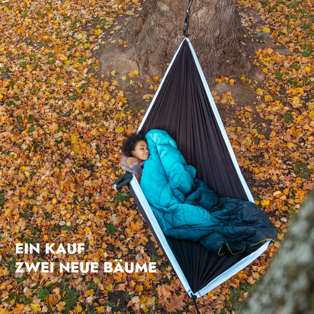 Hängematte mit dunkelgrauem Tuch und eingespanntem Saum, am Baum