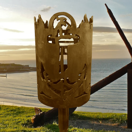 Metall-Gartenfackel mit Leuchtturm- und Anker-Motiv, bronze, am Stiel