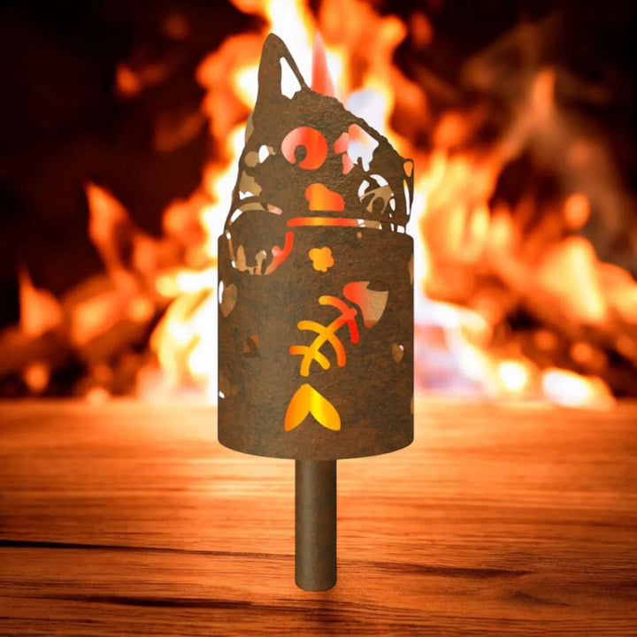 Gartenfackel mit Katzenmotiv, braunes Metall, Details mit Flamme im Einsatz