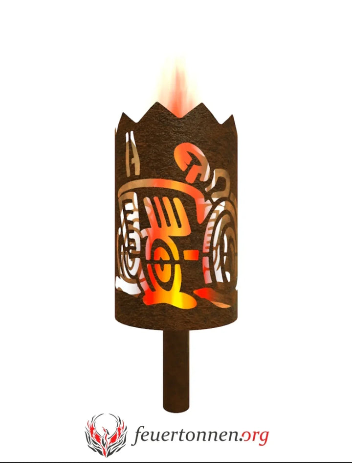 Gartenfackel mit Traktormotiv, rostiger Metallkopf auf Stiel, Flamme nach oben