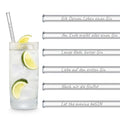 Glasstrohhalme mit gravierten Gin-Sprüchen, 6 Stück, neben Glas mit Zitrusscheiben