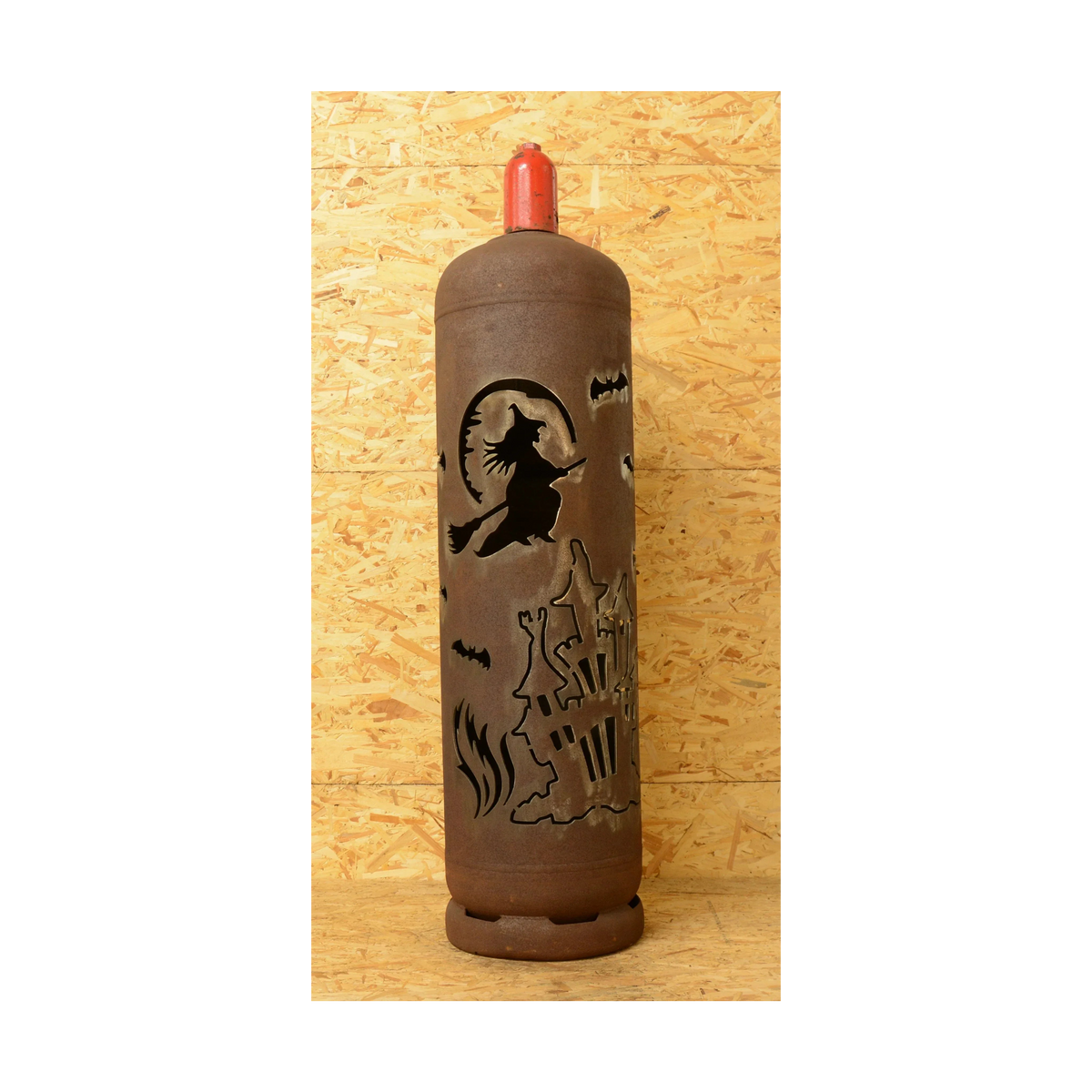 Feuertonne, braun beschichtet, schwarze Silhouetten von Hexe, Schloss und Fledermäusen, roter Brenner