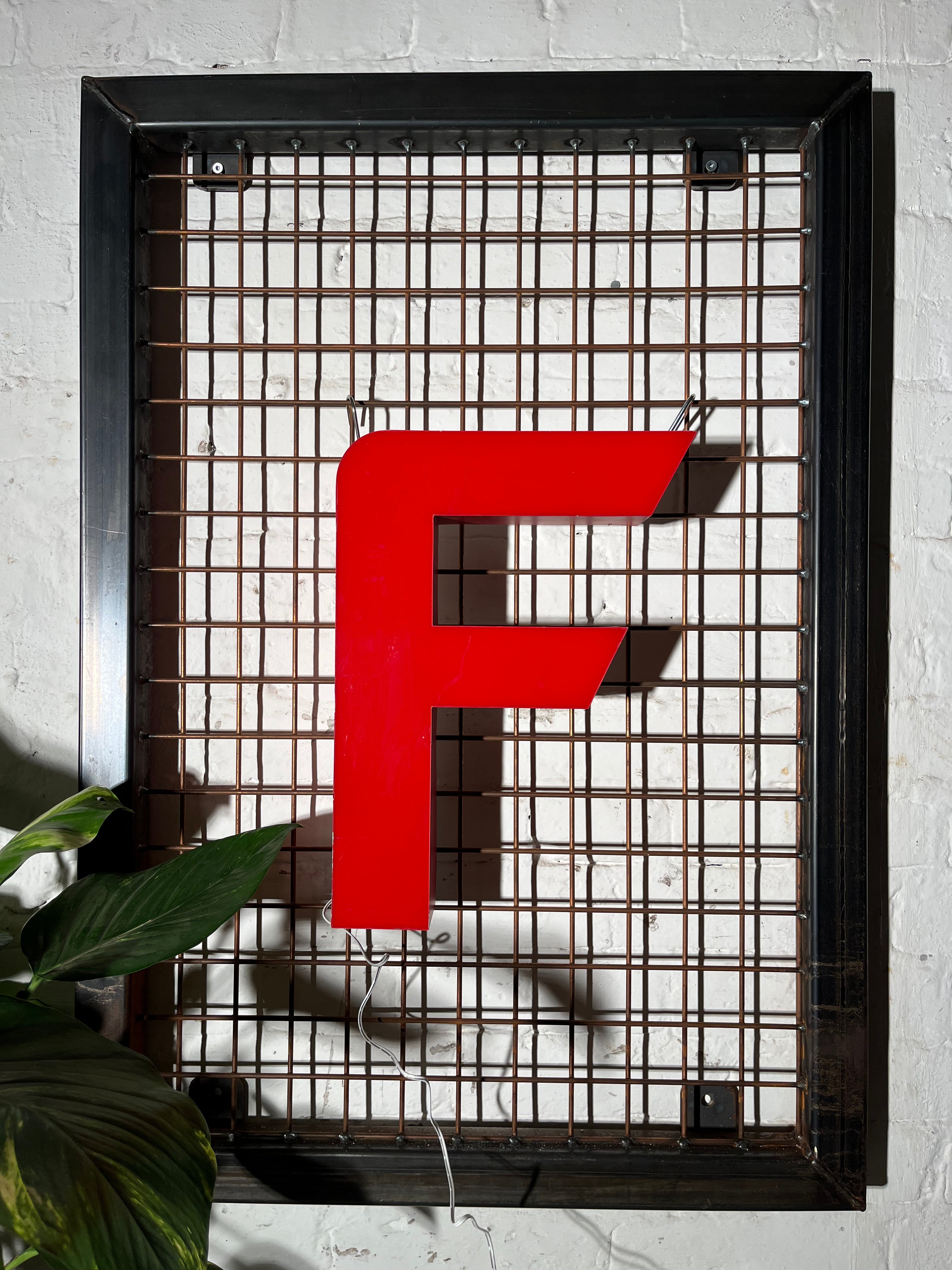 Vintage Leuchtbuchstabe F – Original aus alter Leuchtreklame