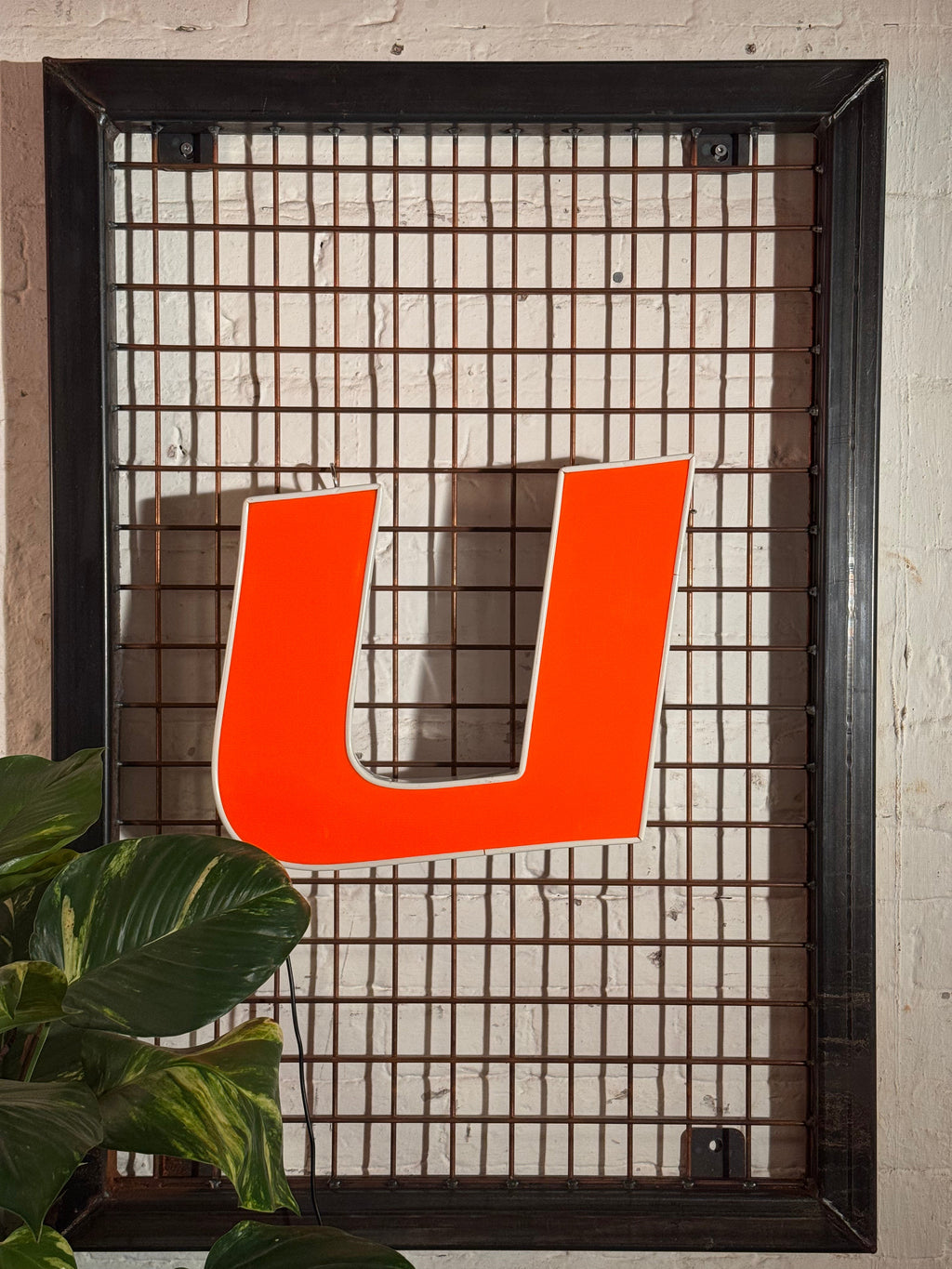 Vintage Leuchtbuchstabe U – Original aus alter Leuchtreklame