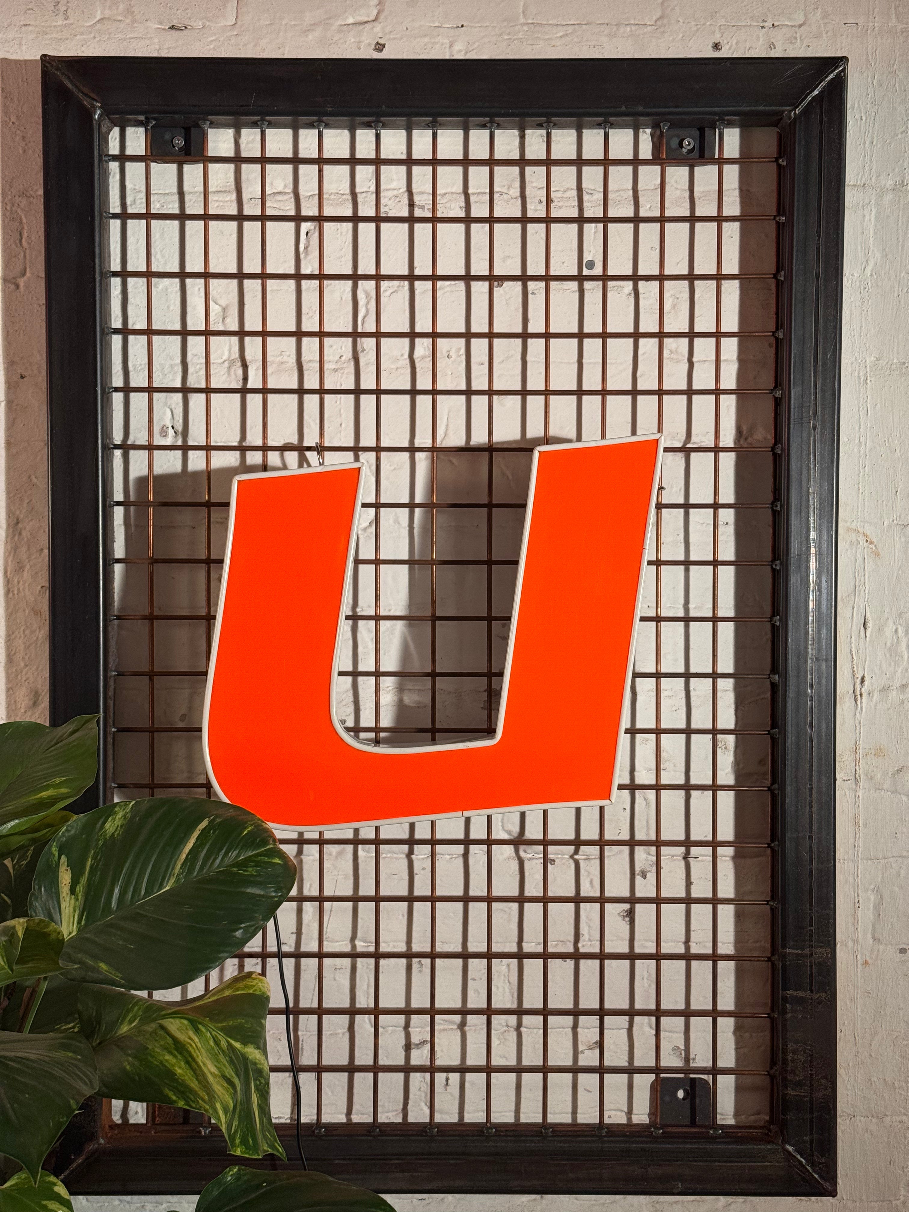 Vintage Leuchtbuchstabe U – Original aus alter Leuchtreklame