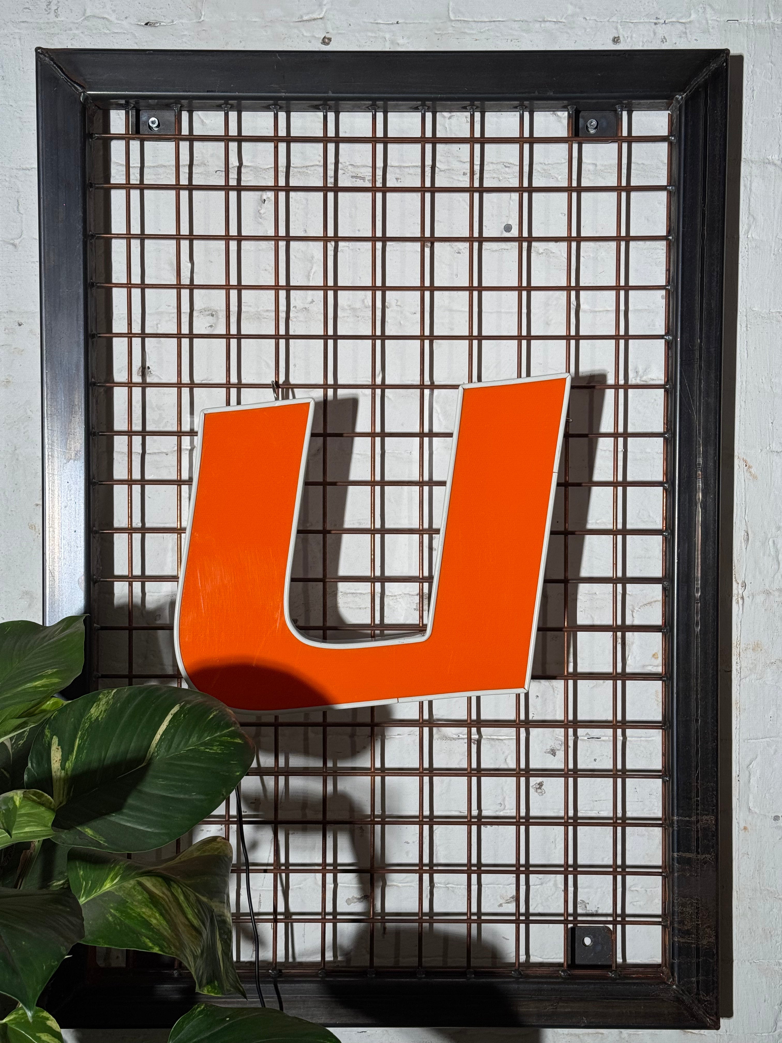 Vintage Leuchtbuchstabe U – Original aus alter Leuchtreklame