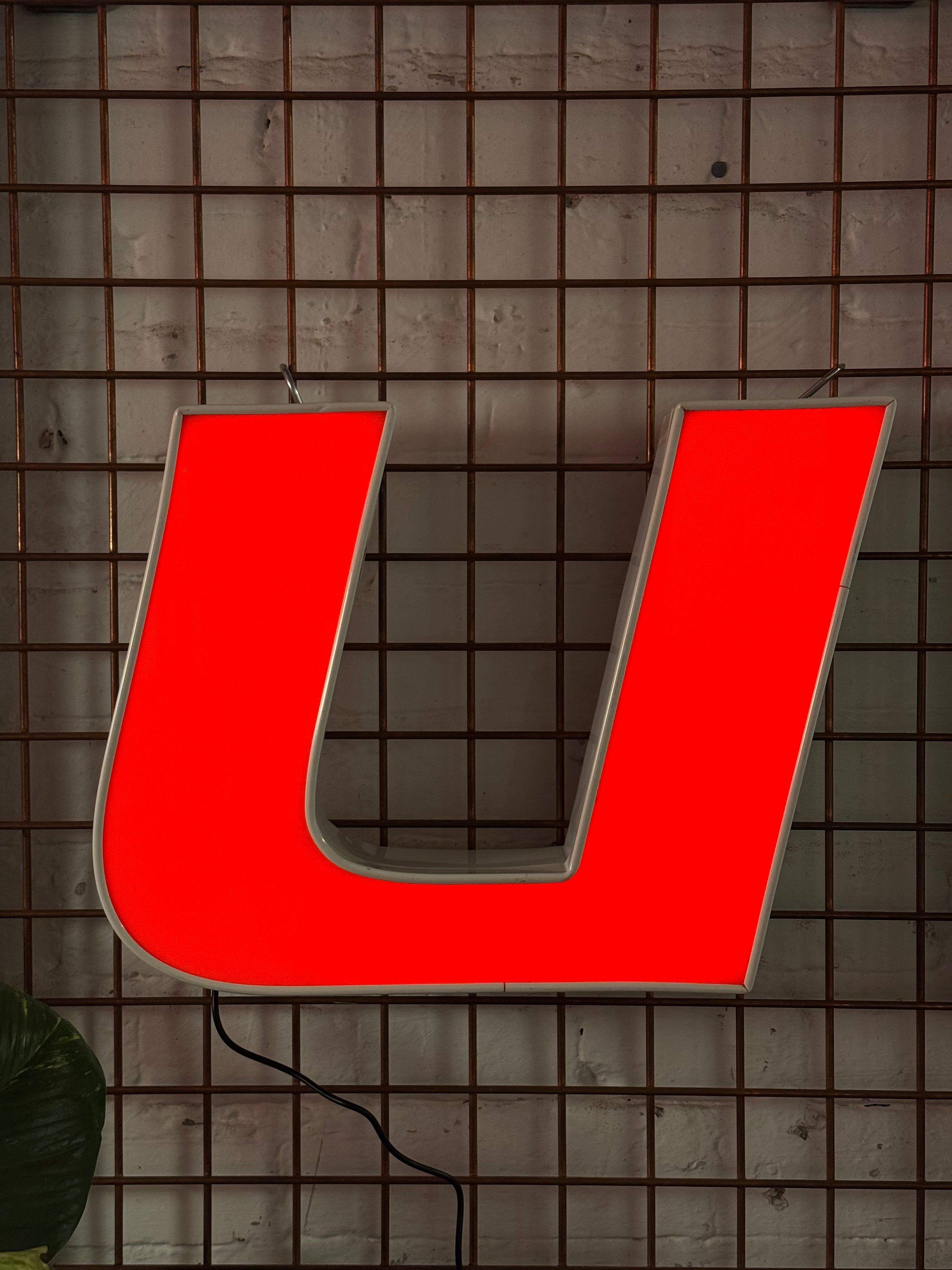 Vintage Leuchtbuchstabe U – Original aus alter Leuchtreklame