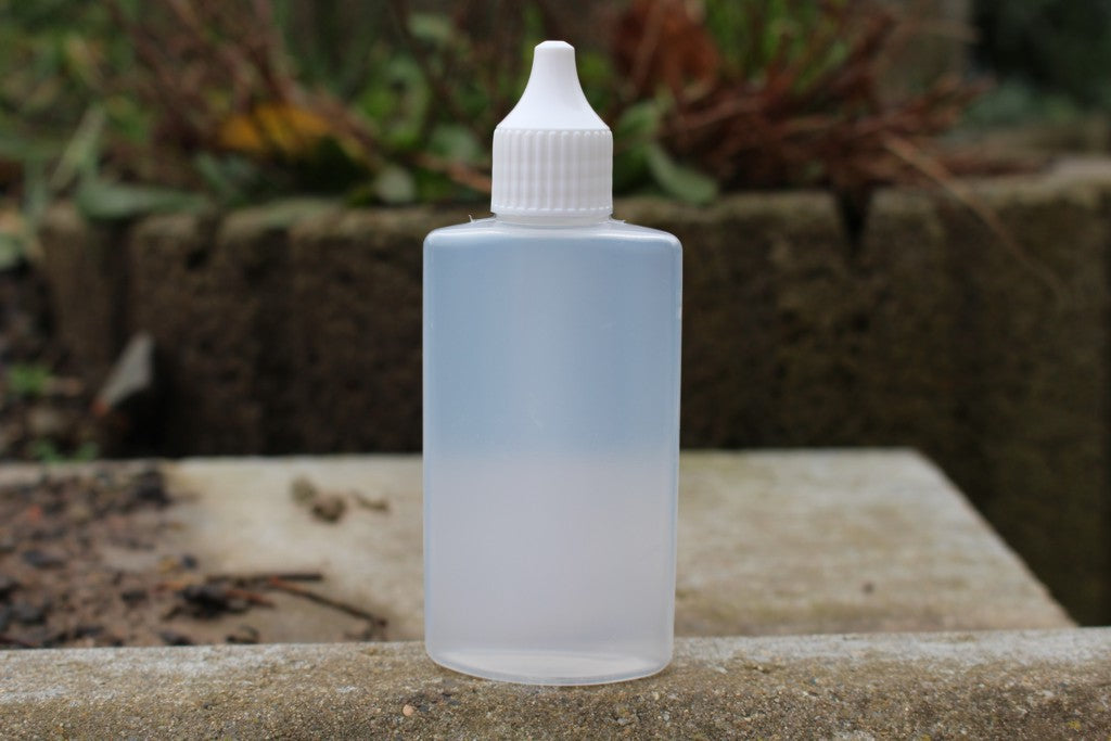 100-ml-Flüssigflasche aus transparentem Kunststoff mit weißem Tropfeinsatz