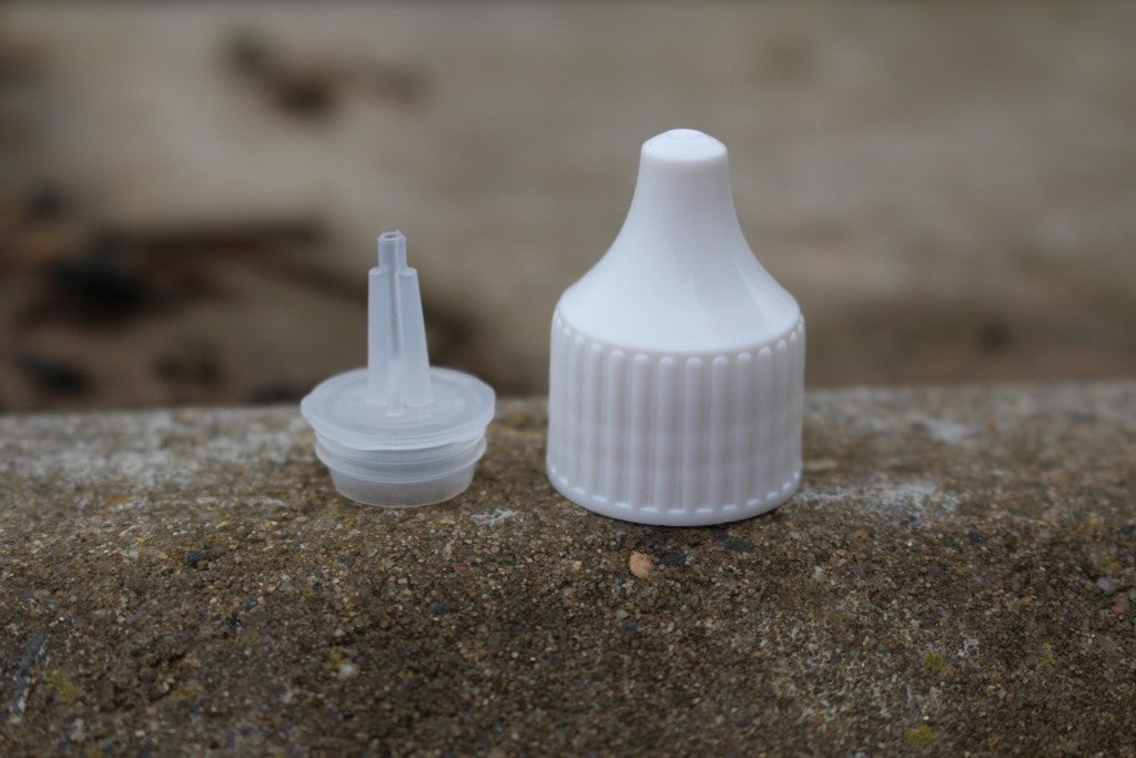 50-ml-Flüssigkeitsflasche mit weißem geripptem Verschluss und Einsatz