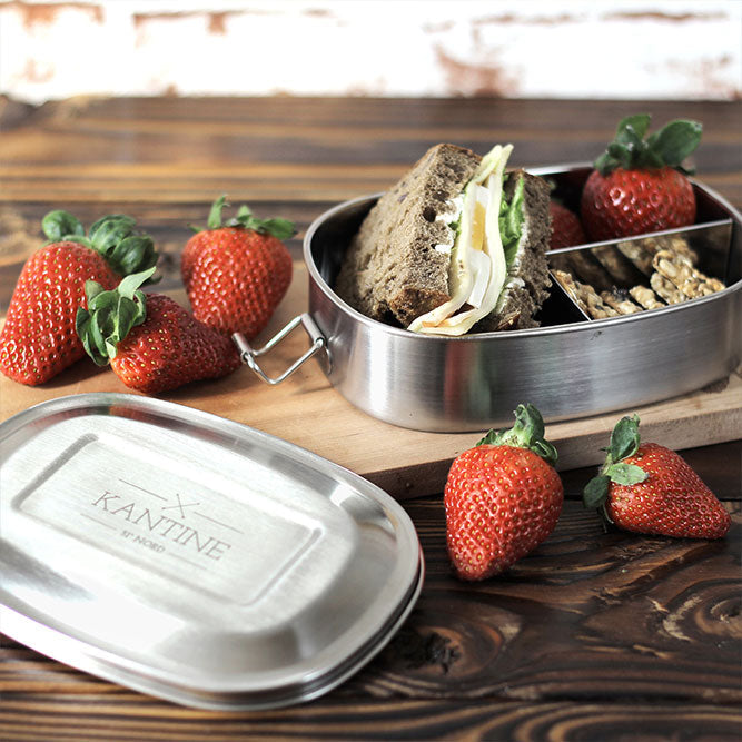 Edelstahl-Brotbox mit Deckel, geöffnet mit Sandwich und Snacks, drei Fächer