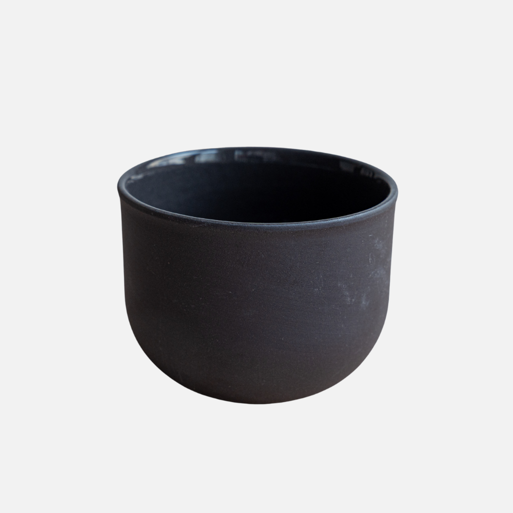 Dunkle Teetasse aus Keramik, rund, ohne Henkel