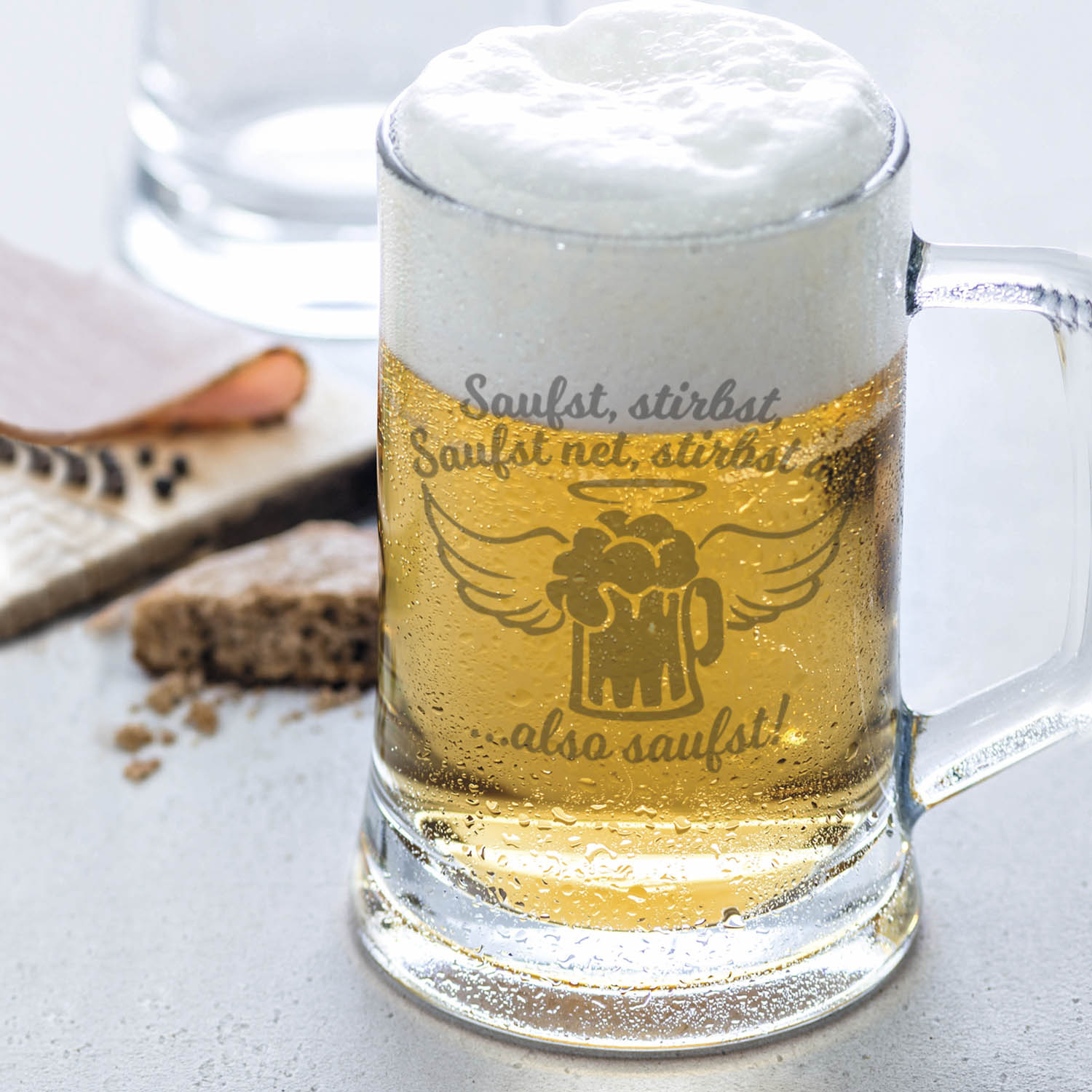 Montana Bierkrug mit Gravur "Saufst, stirbst, saufst net, stirbst a"