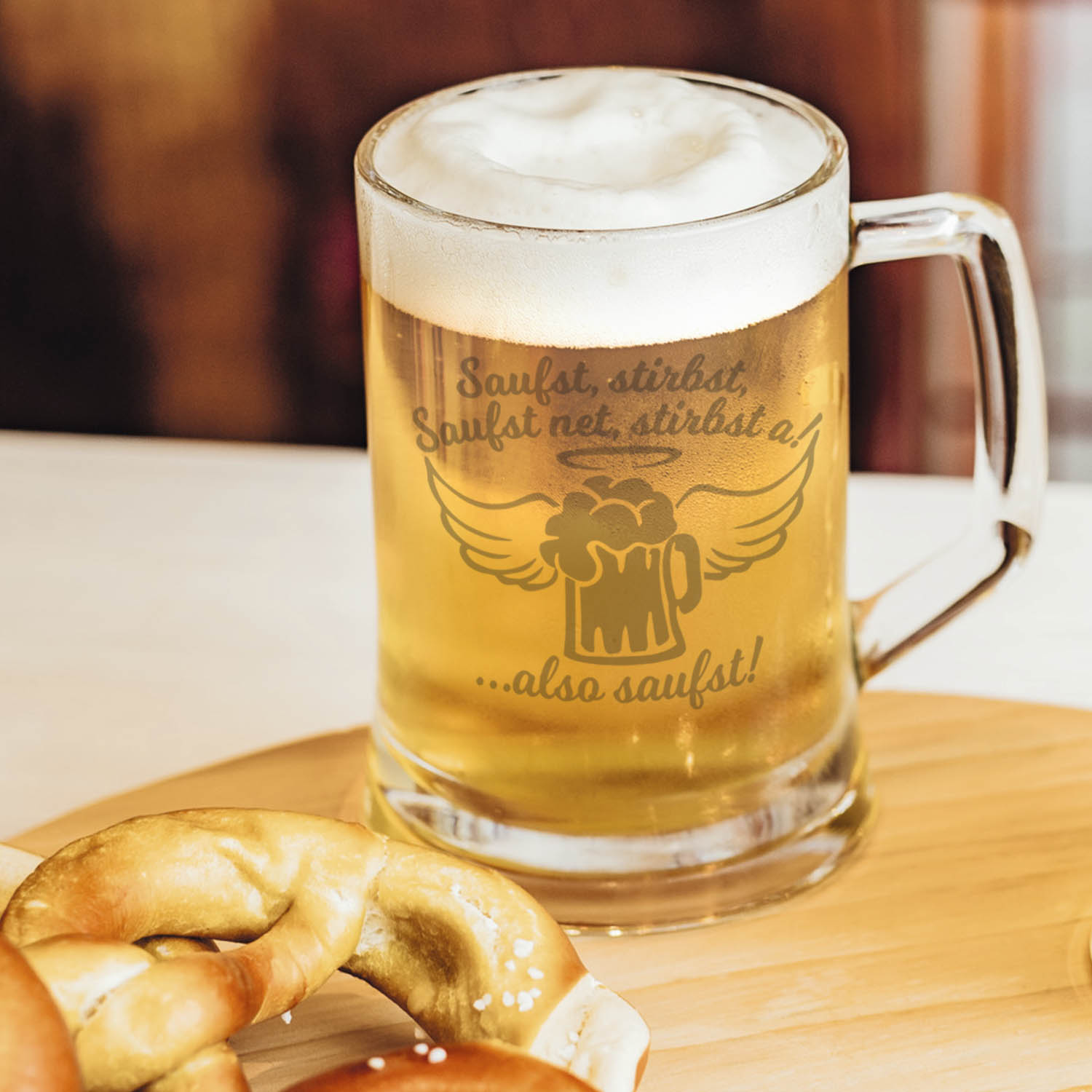 Montana Bierkrug mit Gravur "Saufst, stirbst, saufst net, stirbst a"