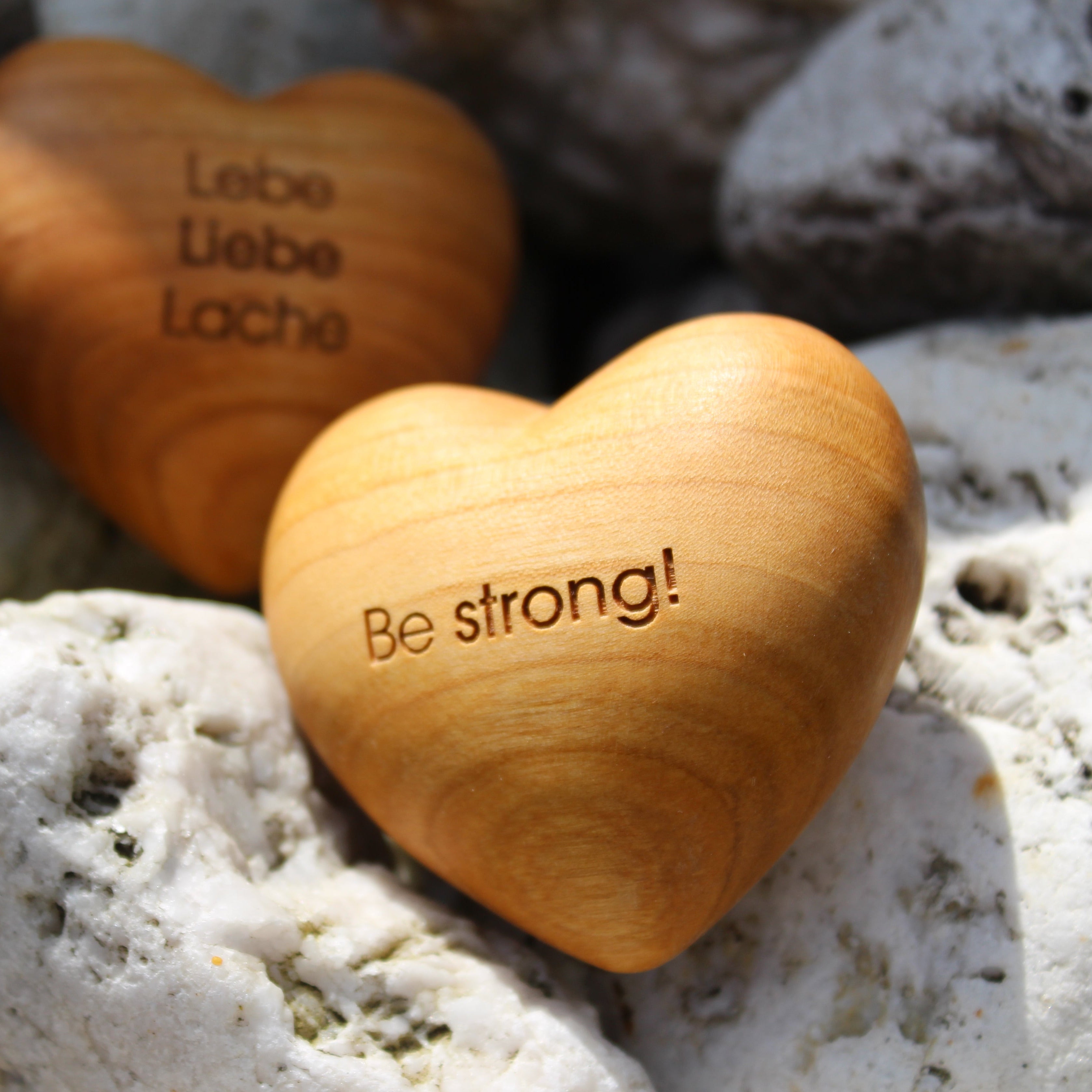 Thankgoods Hand-shaped Wooden Heart "Be strong" as a gift idea for him and her!
