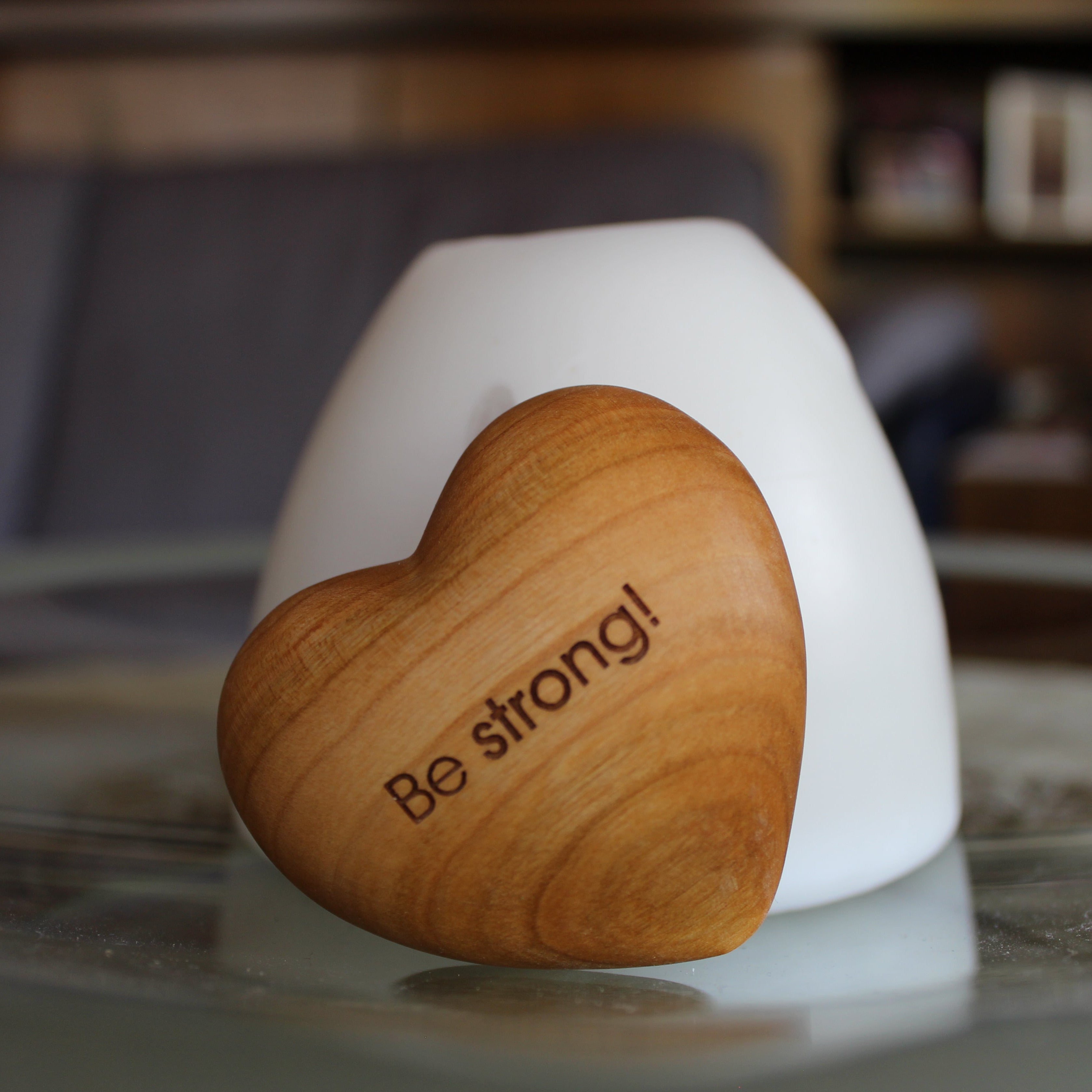 Thankgoods Hand-shaped Wooden Heart "Be strong" as a gift idea for him and her!