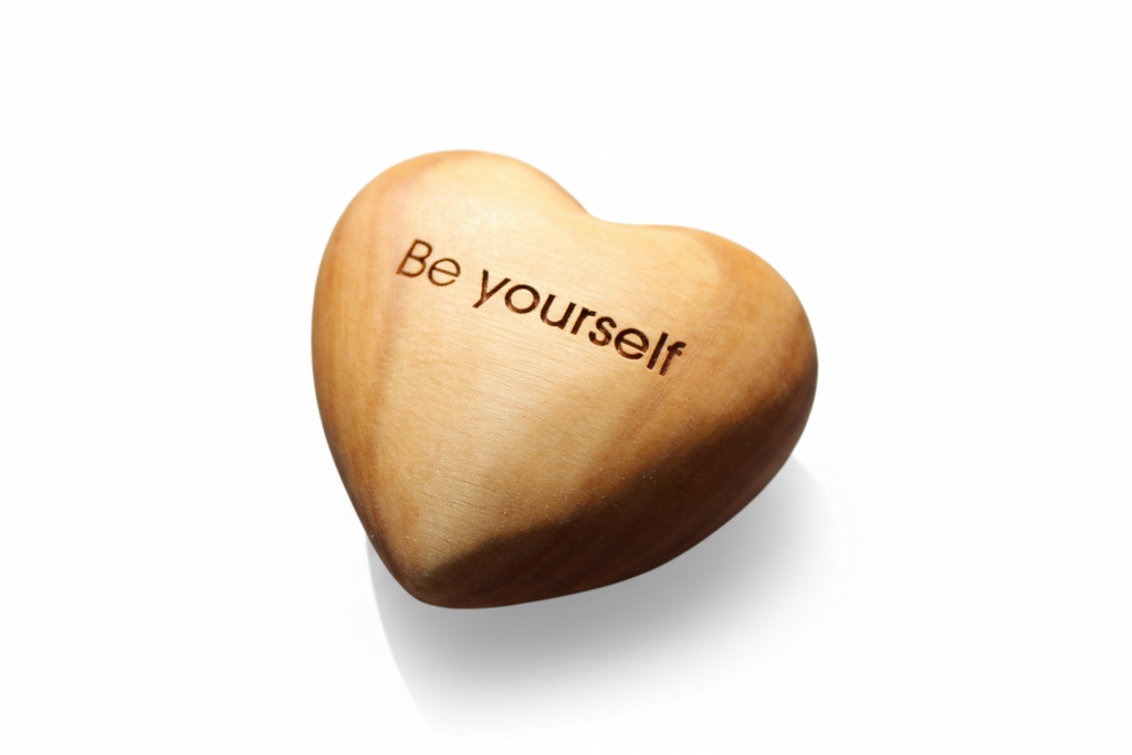 Thankgoods Handschmeichler Holzherz Be yourself als Geschenkidee.