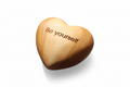 Thankgoods Handschmeichler Holzherz Be yourself als Geschenkidee.