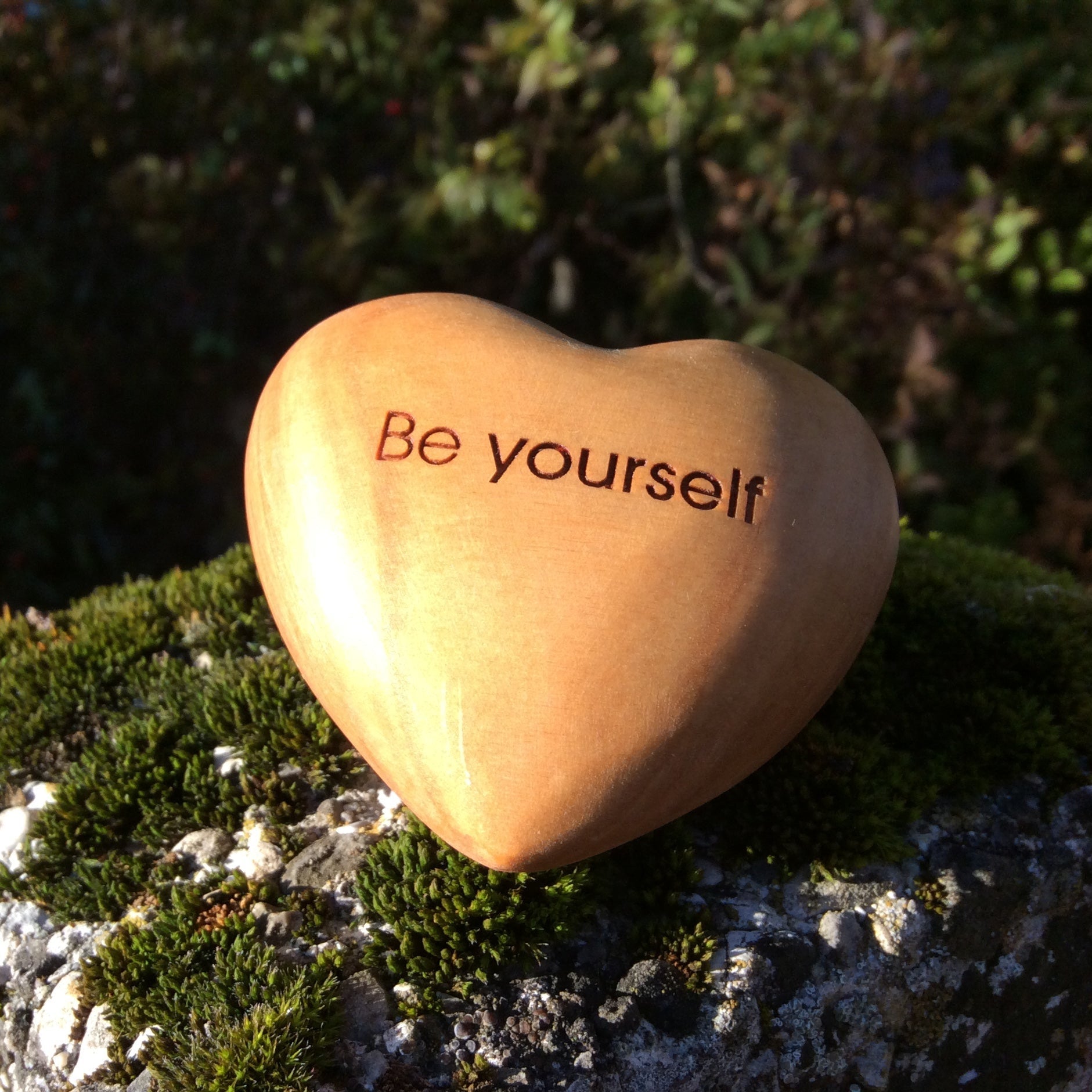 Thankgoods Hand-shaped Wooden Heart "Be Yourself" as a Gift Idea.