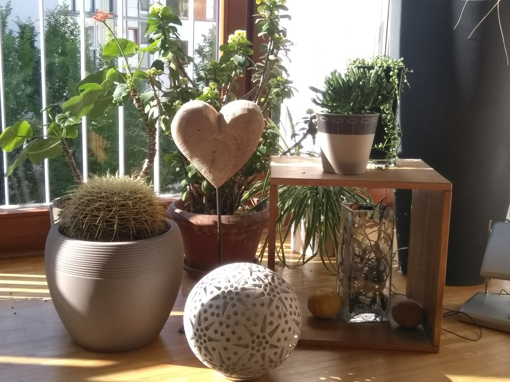 Thankgoods großes massives Deko-Holzherz aus massivem Pappelholz mit Stahlfuß in drei Größen