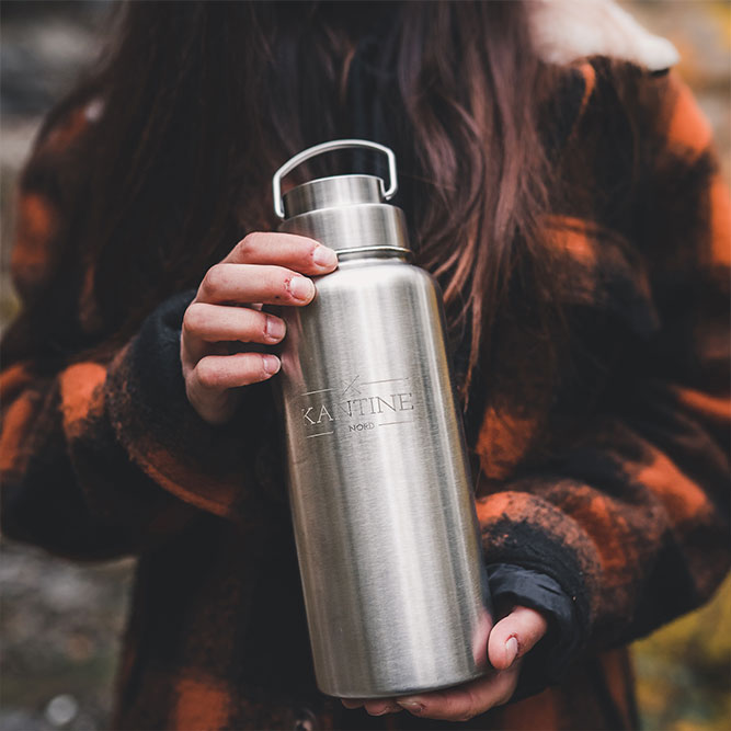 Isolierflasche Milkman aus Edelstahl, silber, Deckel nach oben, in Hand gehalten