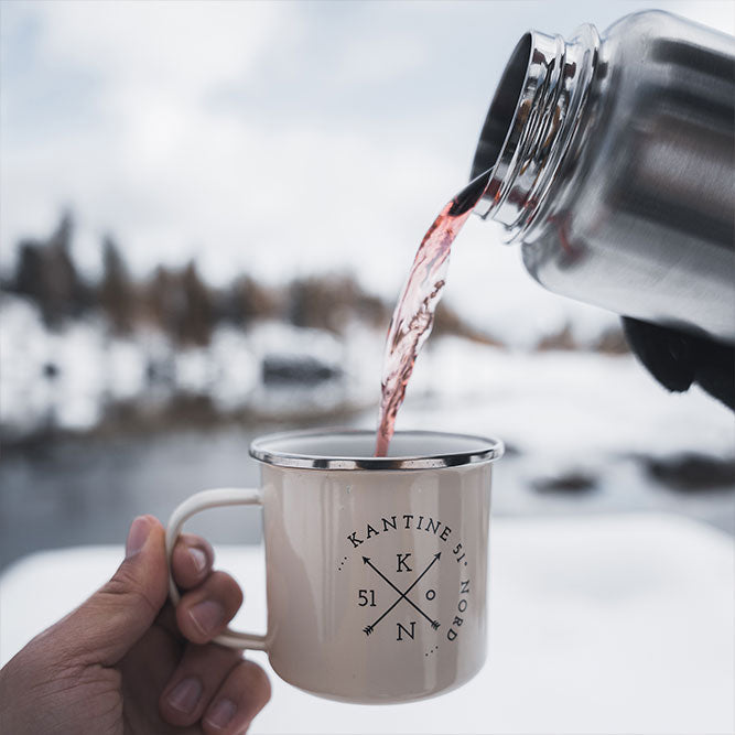 Isolierflasche Milkman aus Edelstahl, silber, wird in Becher mit Kaffee gegossen