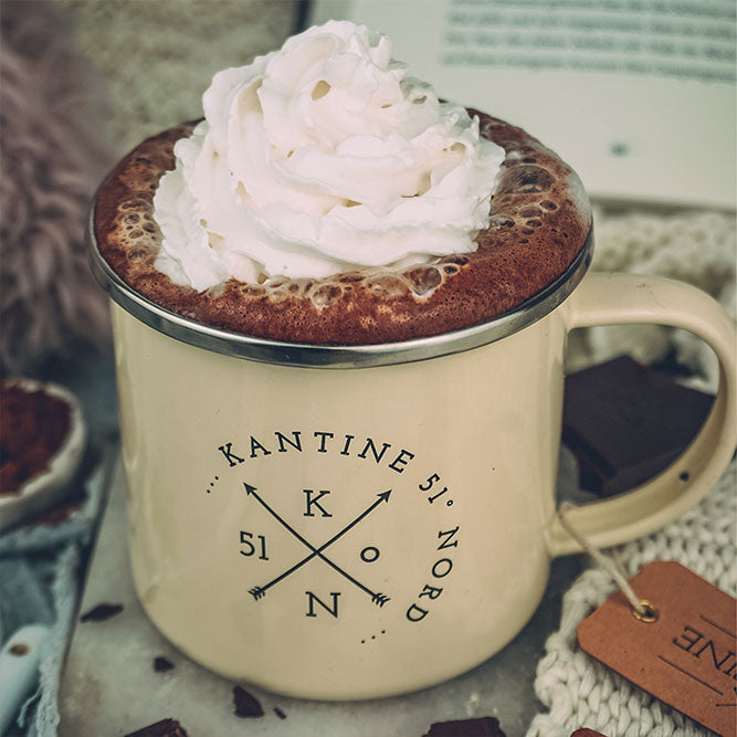 Camping-Tasse mit Kaffee und Schaum, beiger Emaillebecher mit Henkel