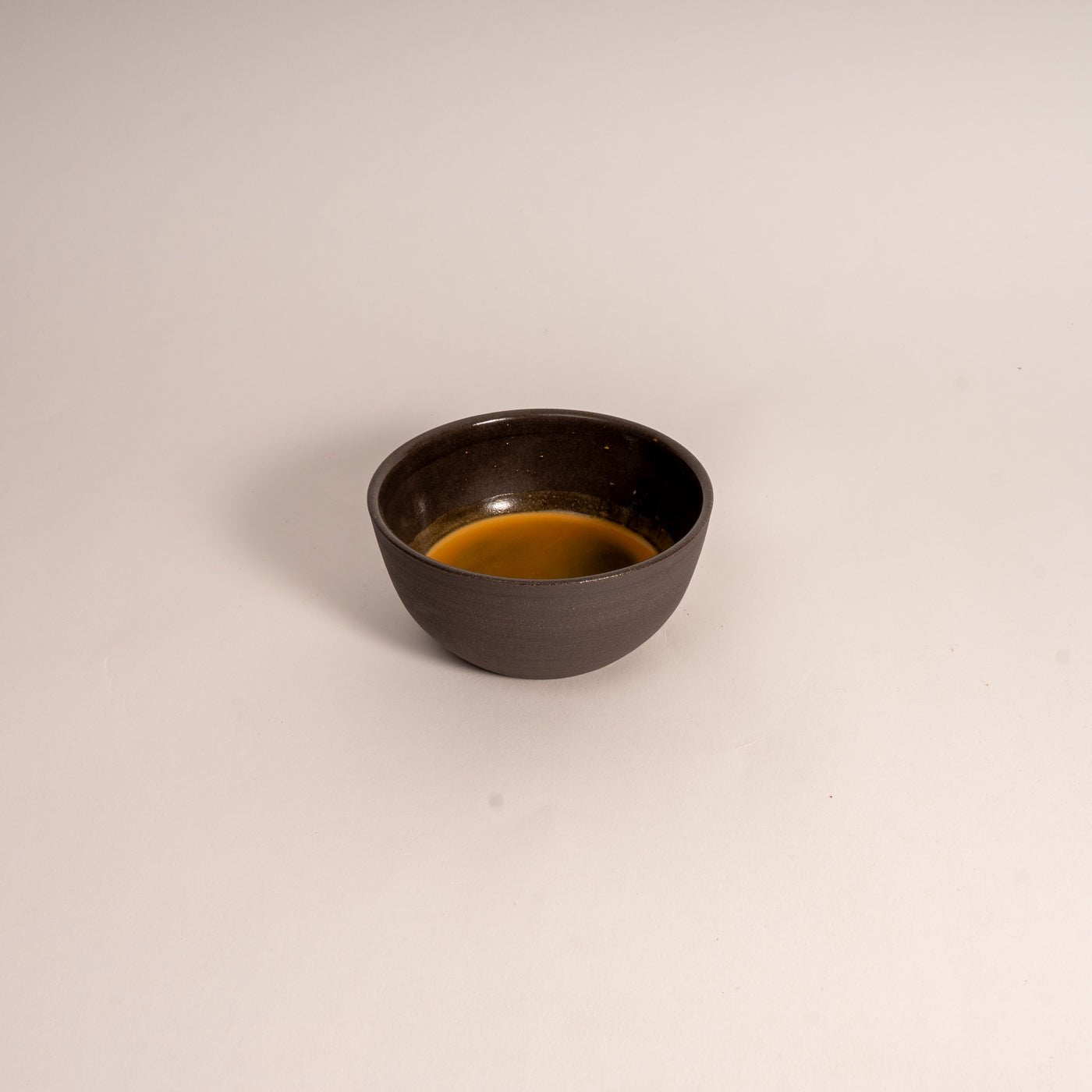 KUMO Cappuccino grau/schwarz | handgemachte Tasse