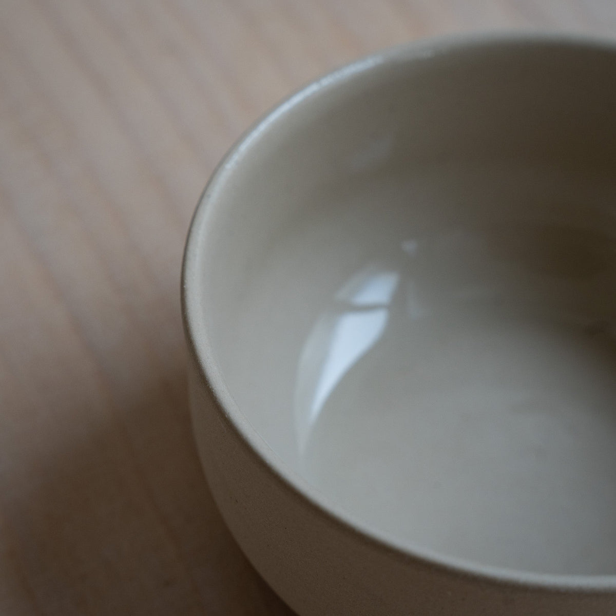 KUMO Cappuccino-Tasse in Beige mit weißer Innenfläche und glatter Wand