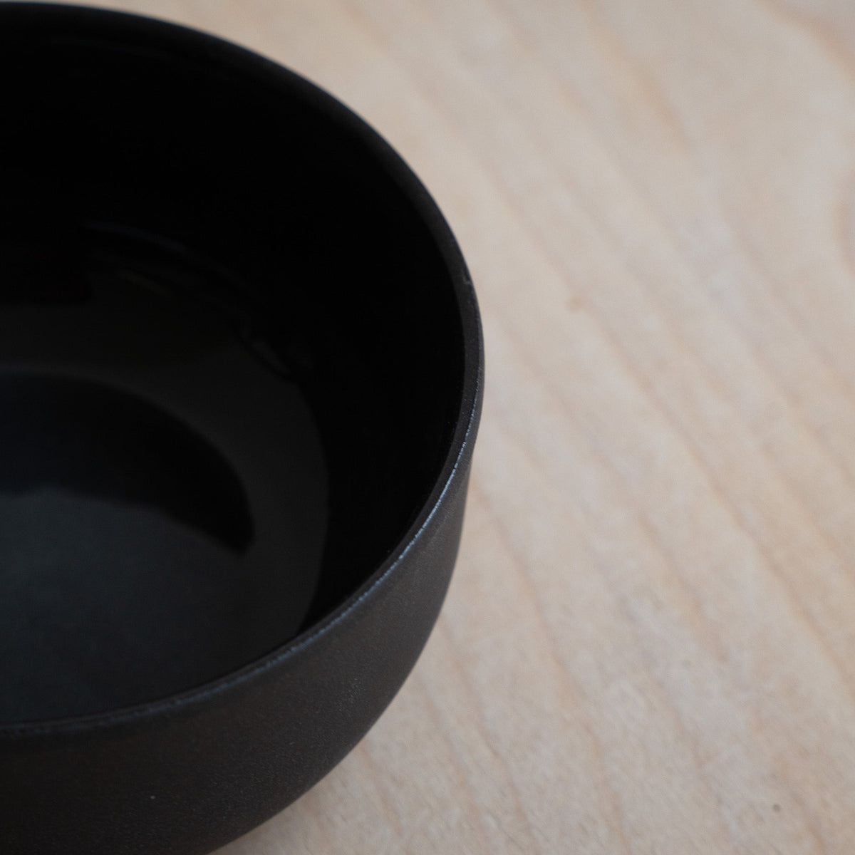 Innenansicht der schwarzen Cappuccino-Tasse mit dunklem Rand