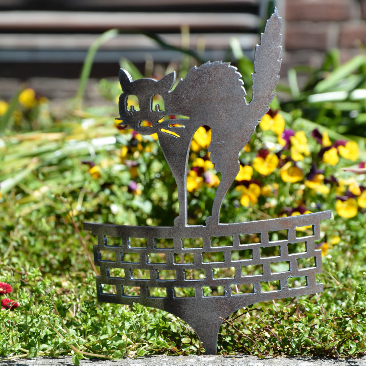 Gartenstecker Katze auf Mauer - feuertonnen.org